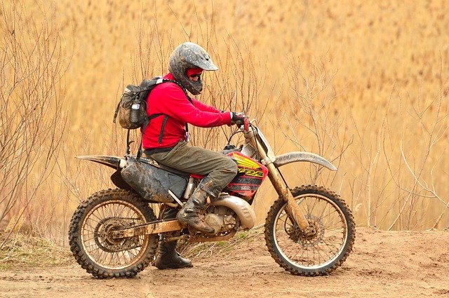 Muž na motorke v prírode celý špinavý od blata.jpg