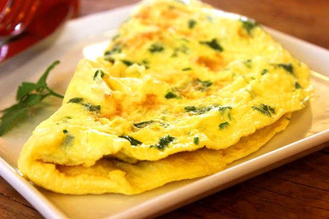 Žltá omeleta s bylinkami na tanieri.jpg